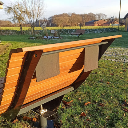 Ein höhenverstellbares Nackenkissen von der Rückseite eines Waldsofas in strahlendem Sonnenschein.