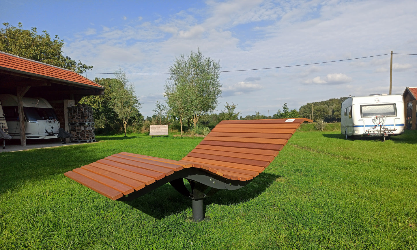 Verstelbares Waldsofa auf Wiese